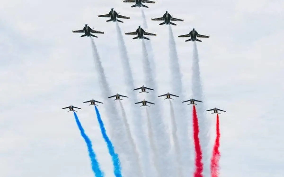 طيارو الإمارات يراقصون Blue Angels
