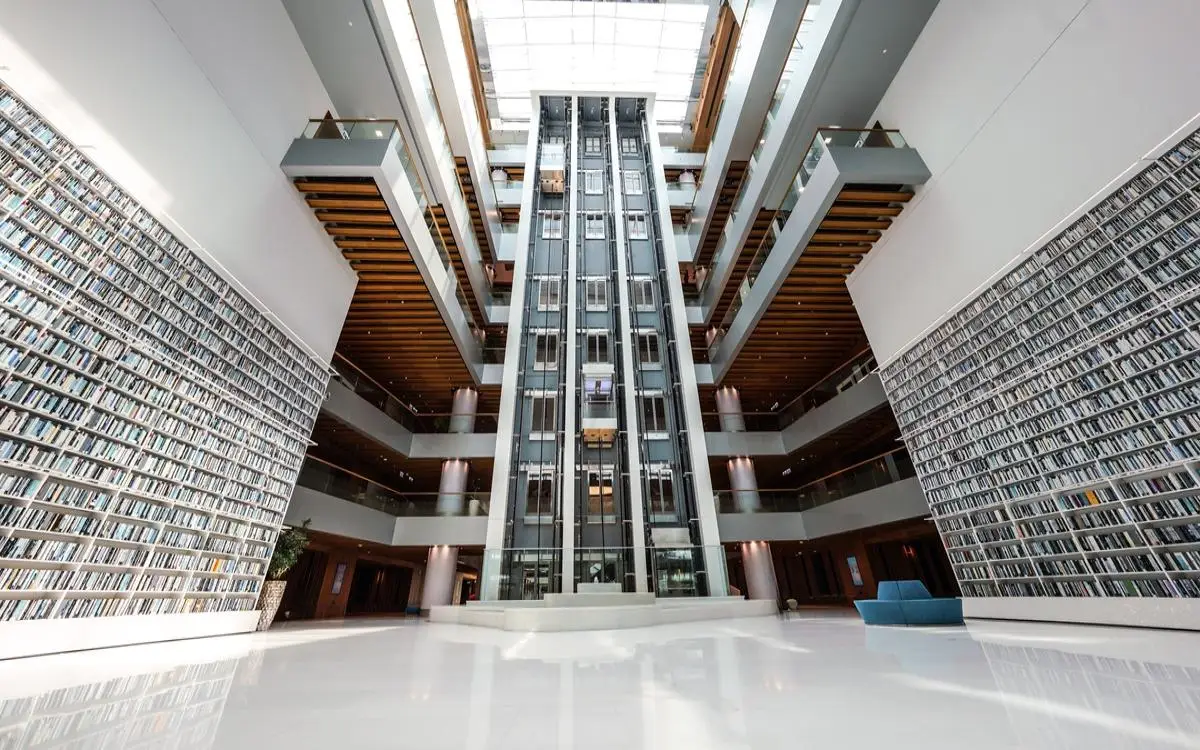 "محمد بن راشد" تستعرض "عالم بلغتك" في القاهرة