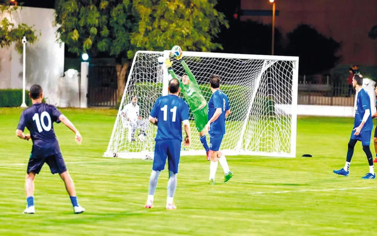 مخضرمو كرة القدم في دبي يتنافسون على "كأس البلدية"